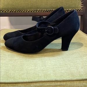 Women’s black Mary Jane Heels